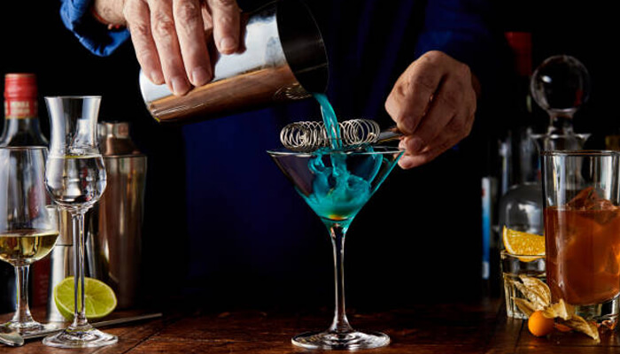 Cocktail preparation and mixology training bartending skills