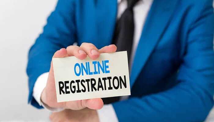 Training business software: a person in a blue suit holding a card with the text online registration.