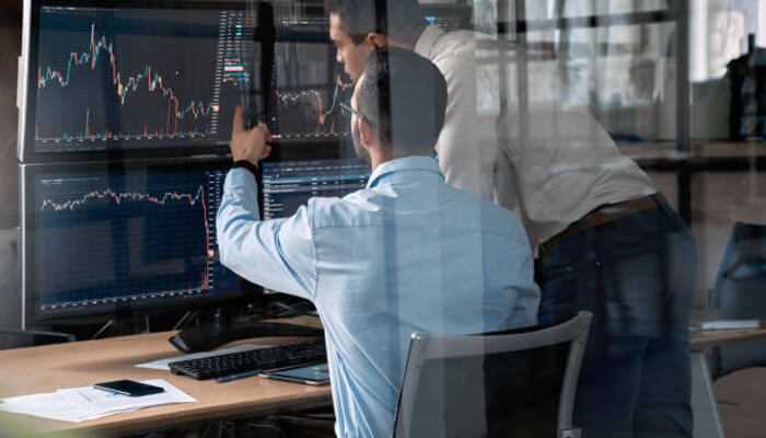 Traders analyzing market charts on multiple screens – finprofm. Com review on forex and crypto cfd trading with high leverage.