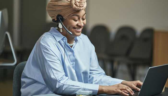 Support agent interacting with a customer via laptop, assisted by generative ai to enhance service efficiency and personalization.
